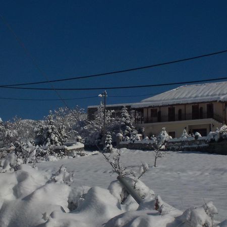 Enoikiazomena Petropoulos Aparthotel Áno Luszí Kültér fotó